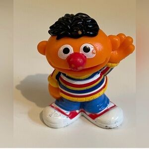 2010 Sesame Street Workshop Ernie PVC Figure Hasbro - Action Figure
Toy toys 3”